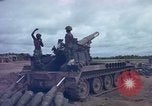 Standbild M-110 SP 8-Zoll howitzer Cu Chi Vietnam, 1967, aus Sekunde 43 historischem Filmmaterial Videoclip 65675047442