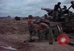Standbild M-110 SP 8-Zoll howitzer Cu Chi Vietnam, 1967, aus Sekunde 58 historischem Filmmaterial Videoclip 65675047442