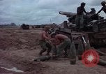 Standbild M-110 SP 8-Zoll howitzer Cu Chi Vietnam, 1967, aus Sekunde 59 historischem Filmmaterial Videoclip 65675047442