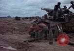 Standbild M-110 SP 8-Zoll howitzer Cu Chi Vietnam, 1967, aus Sekunde 60 historischem Filmmaterial Videoclip 65675047442