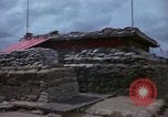 Immagine di Fire direzione Centro sandbagged bunker Cu Chi Vietnam, 1967, secondo 8 filmato di repertorio 65675047445