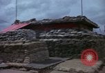 Immagine di Fire direzione Centro sandbagged bunker Cu Chi Vietnam, 1967, secondo 11 filmato di repertorio 65675047445