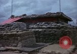 Immagine di Fire direzione Centro sandbagged bunker Cu Chi Vietnam, 1967, secondo 12 filmato di repertorio 65675047445