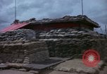 Immagine di Fire direzione Centro sandbagged bunker Cu Chi Vietnam, 1967, secondo 17 filmato di repertorio 65675047445