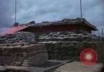 Immagine di Fire direzione Centro sandbagged bunker Cu Chi Vietnam, 1967, secondo 21 filmato di repertorio 65675047445