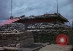 Immagine di Fire direzione Centro sandbagged bunker Cu Chi Vietnam, 1967, secondo 22 filmato di repertorio 65675047445