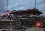 Immagine di Fire direzione Centro sandbagged bunker Cu Chi Vietnam, 1967, secondo 24 filmato di repertorio 65675047445