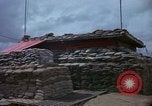 Immagine di Fire direzione Centro sandbagged bunker Cu Chi Vietnam, 1967, secondo 25 filmato di repertorio 65675047445