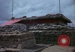 Immagine di Fire direzione Centro sandbagged bunker Cu Chi Vietnam, 1967, secondo 26 filmato di repertorio 65675047445