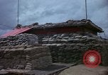 Immagine di Fire direzione Centro sandbagged bunker Cu Chi Vietnam, 1967, secondo 27 filmato di repertorio 65675047445