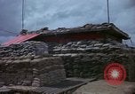 Immagine di Fire direzione Centro sandbagged bunker Cu Chi Vietnam, 1967, secondo 28 filmato di repertorio 65675047445