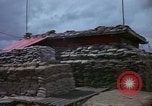 Immagine di Fire direzione Centro sandbagged bunker Cu Chi Vietnam, 1967, secondo 29 filmato di repertorio 65675047445