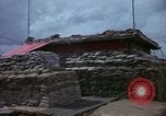 Immagine di Fire direzione Centro sandbagged bunker Cu Chi Vietnam, 1967, secondo 31 filmato di repertorio 65675047445