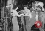 Standbild Frauen Krieg Arbeiter Moden Chicago Illinois USA, 1943, aus Sekunde 8 historischem Filmmaterial Videoclip 65675047522