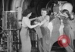 Standbild Frauen Krieg Arbeiter Moden Chicago Illinois USA, 1943, aus Sekunde 9 historischem Filmmaterial Videoclip 65675047522