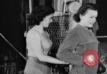 Standbild Frauen Krieg Arbeiter Moden Chicago Illinois USA, 1943, aus Sekunde 10 historischem Filmmaterial Videoclip 65675047522