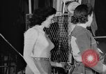 Standbild Frauen Krieg Arbeiter Moden Chicago Illinois USA, 1943, aus Sekunde 11 historischem Filmmaterial Videoclip 65675047522