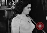 Standbild Frauen Krieg Arbeiter Moden Chicago Illinois USA, 1943, aus Sekunde 13 historischem Filmmaterial Videoclip 65675047522