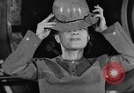 Standbild Frauen Krieg Arbeiter Moden Chicago Illinois USA, 1943, aus Sekunde 14 historischem Filmmaterial Videoclip 65675047522