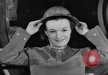 Standbild Frauen Krieg Arbeiter Moden Chicago Illinois USA, 1943, aus Sekunde 15 historischem Filmmaterial Videoclip 65675047522