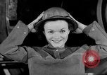 Standbild Frauen Krieg Arbeiter Moden Chicago Illinois USA, 1943, aus Sekunde 16 historischem Filmmaterial Videoclip 65675047522
