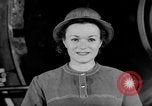 Standbild Frauen Krieg Arbeiter Moden Chicago Illinois USA, 1943, aus Sekunde 17 historischem Filmmaterial Videoclip 65675047522