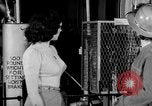 Standbild Frauen Krieg Arbeiter Moden Chicago Illinois USA, 1943, aus Sekunde 18 historischem Filmmaterial Videoclip 65675047522