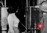 Standbild Frauen Krieg Arbeiter Moden Chicago Illinois USA, 1943, aus Sekunde 19 historischem Filmmaterial Videoclip 65675047522