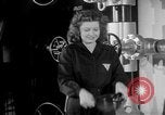 Standbild Frauen Krieg Arbeiter Moden Chicago Illinois USA, 1943, aus Sekunde 20 historischem Filmmaterial Videoclip 65675047522
