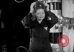 Standbild Frauen Krieg Arbeiter Moden Chicago Illinois USA, 1943, aus Sekunde 21 historischem Filmmaterial Videoclip 65675047522