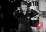 Standbild Frauen Krieg Arbeiter Moden Chicago Illinois USA, 1943, aus Sekunde 22 historischem Filmmaterial Videoclip 65675047522