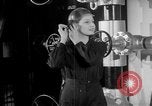 Standbild Frauen Krieg Arbeiter Moden Chicago Illinois USA, 1943, aus Sekunde 23 historischem Filmmaterial Videoclip 65675047522