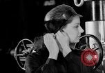 Standbild Frauen Krieg Arbeiter Moden Chicago Illinois USA, 1943, aus Sekunde 25 historischem Filmmaterial Videoclip 65675047522