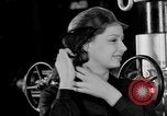 Standbild Frauen Krieg Arbeiter Moden Chicago Illinois USA, 1943, aus Sekunde 26 historischem Filmmaterial Videoclip 65675047522