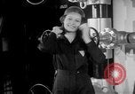 Standbild Frauen Krieg Arbeiter Moden Chicago Illinois USA, 1943, aus Sekunde 27 historischem Filmmaterial Videoclip 65675047522