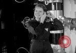 Standbild Frauen Krieg Arbeiter Moden Chicago Illinois USA, 1943, aus Sekunde 28 historischem Filmmaterial Videoclip 65675047522