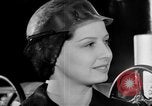 Standbild Frauen Krieg Arbeiter Moden Chicago Illinois USA, 1943, aus Sekunde 30 historischem Filmmaterial Videoclip 65675047522