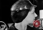 Standbild Frauen Krieg Arbeiter Moden Chicago Illinois USA, 1943, aus Sekunde 31 historischem Filmmaterial Videoclip 65675047522