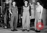 Standbild Frauen Krieg Arbeiter Moden Chicago Illinois USA, 1943, aus Sekunde 33 historischem Filmmaterial Videoclip 65675047522