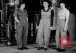 Standbild Frauen Krieg Arbeiter Moden Chicago Illinois USA, 1943, aus Sekunde 35 historischem Filmmaterial Videoclip 65675047522