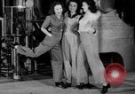 Standbild Frauen Krieg Arbeiter Moden Chicago Illinois USA, 1943, aus Sekunde 39 historischem Filmmaterial Videoclip 65675047522