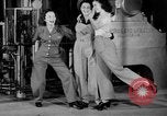 Standbild Frauen Krieg Arbeiter Moden Chicago Illinois USA, 1943, aus Sekunde 40 historischem Filmmaterial Videoclip 65675047522