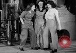 Standbild Frauen Krieg Arbeiter Moden Chicago Illinois USA, 1943, aus Sekunde 41 historischem Filmmaterial Videoclip 65675047522