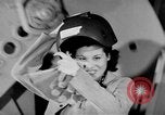 Standbild Frauen Krieg Arbeiter Moden Chicago Illinois USA, 1943, aus Sekunde 46 historischem Filmmaterial Videoclip 65675047522