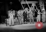 Standbild Frauen Krieg Arbeiter Moden Chicago Illinois USA, 1943, aus Sekunde 50 historischem Filmmaterial Videoclip 65675047522