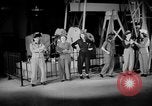 Standbild Frauen Krieg Arbeiter Moden Chicago Illinois USA, 1943, aus Sekunde 52 historischem Filmmaterial Videoclip 65675047522
