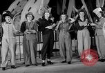 Standbild Frauen Krieg Arbeiter Moden Chicago Illinois USA, 1943, aus Sekunde 54 historischem Filmmaterial Videoclip 65675047522