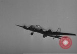 Standbild B-17 Flying Fortress Ebenen Schweinfurt Deutschland, 1943, aus Sekunde 14 historischem Filmmaterial Videoclip 65675047528