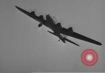 Standbild B-17 Flying Fortress Ebenen Schweinfurt Deutschland, 1943, aus Sekunde 17 historischem Filmmaterial Videoclip 65675047528