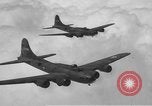 Standbild B-17 Flying Fortress Ebenen Schweinfurt Deutschland, 1943, aus Sekunde 30 historischem Filmmaterial Videoclip 65675047528